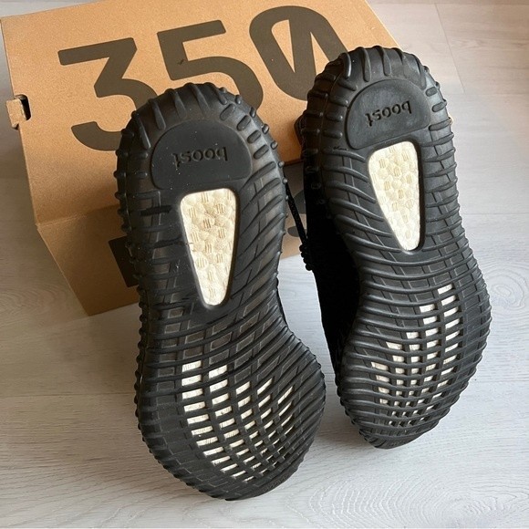 🚫SOLD🚫Adidas Yeezy Boost 350 V2 Black - Picture 3 of 6